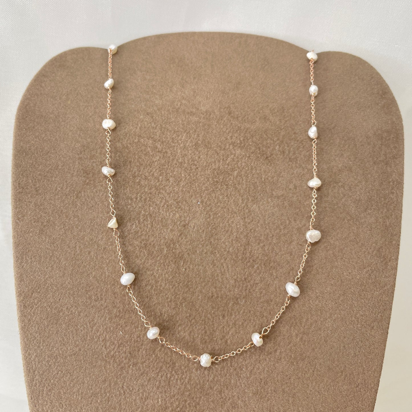 Collana cm 33 catena rosè alternata a perle sassetto piccole bianche da 0,3 mm - Lumiere Bijoux