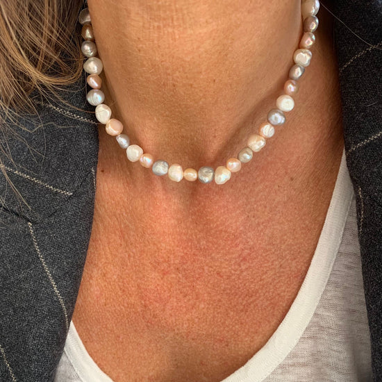 Collana perle tonde irregolari bianco, grigio e rosa diametro circa 0,5 mm lunghezza cm35 più 5 di allungamento rosé