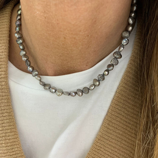 Collana perle sassetto irregolari da 0,4 mm grigio antracite cm 35 più 5 di allungamento rosè