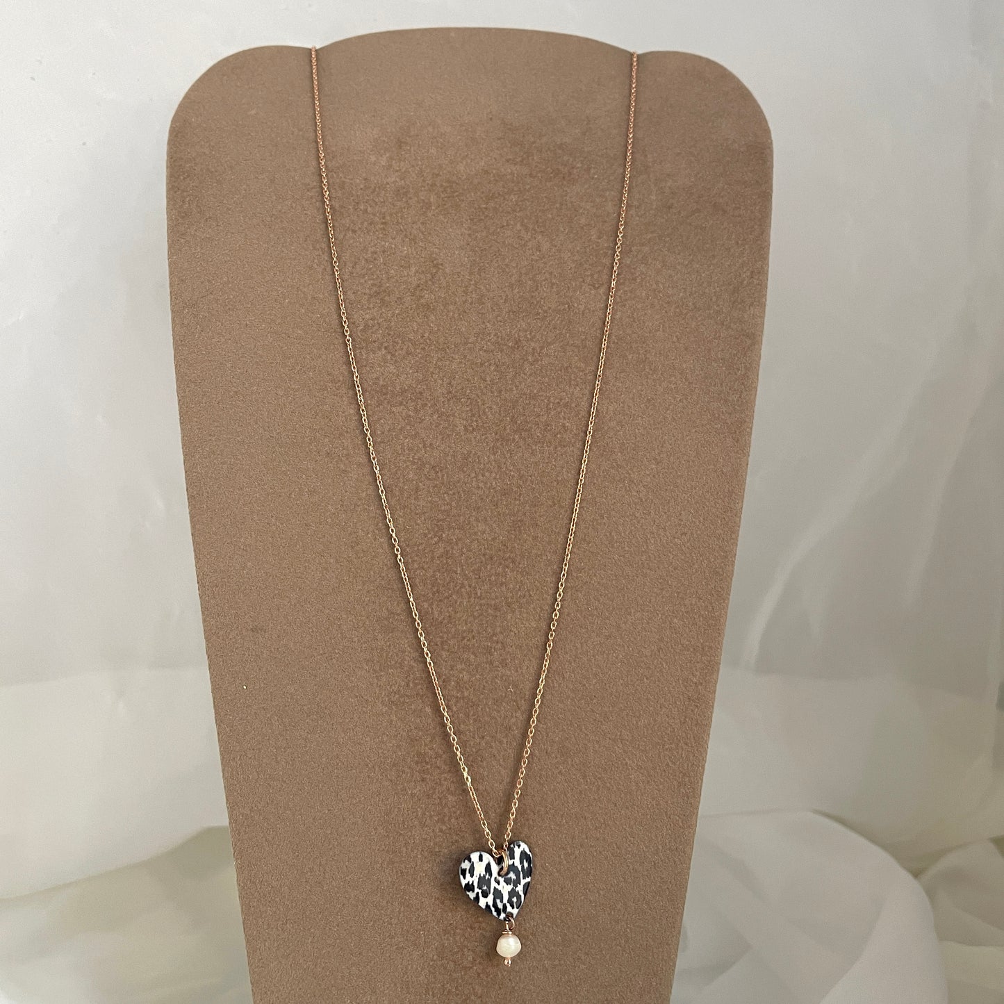 Collana catena rosè cm 50 con cuore leopardato e piccola perla pendente - Lumiere Bijoux