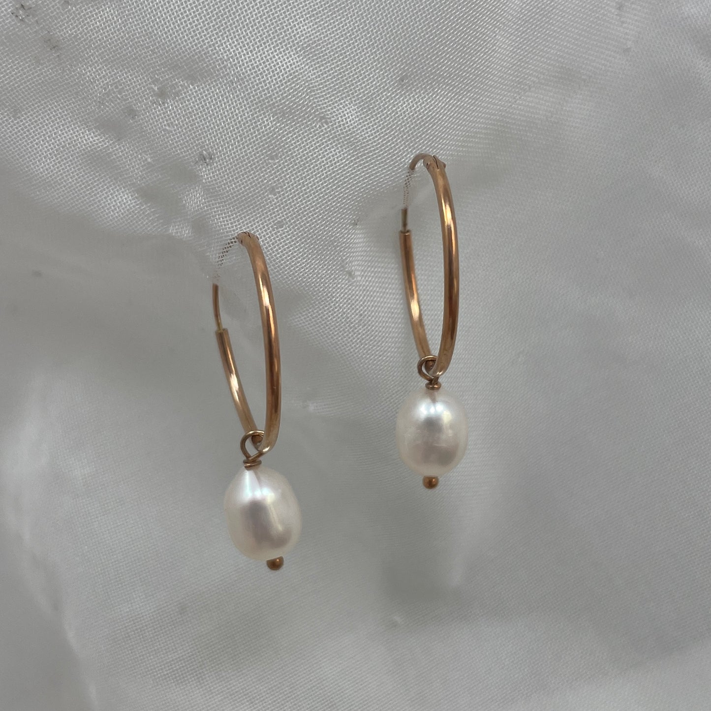 Coppia orecchini cerchio a filo da 2 cm ad incastro con perla ovale da 0,8 mm - Lumiere Bijoux