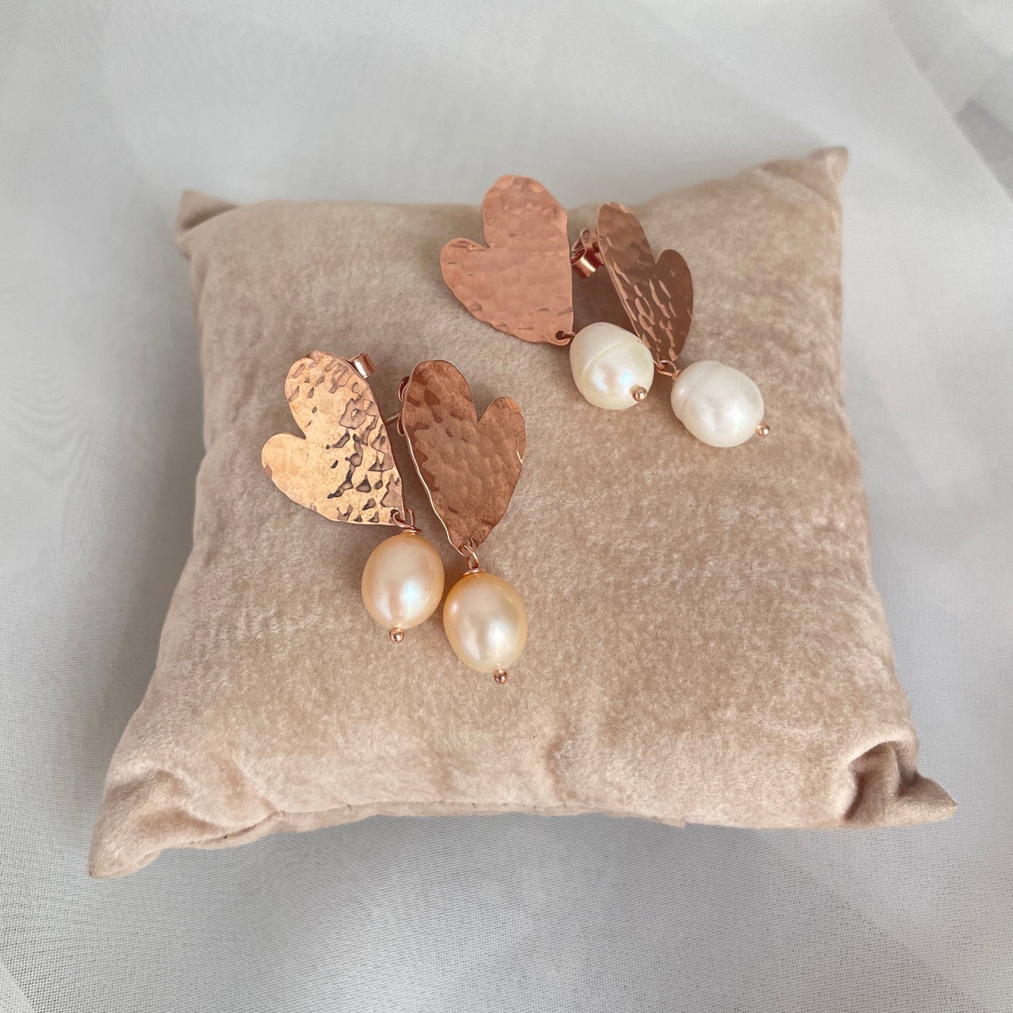Coppia orecchini a lobo cuore GITANA da 2 cm rosè con perla ovale rosa o bianca - pezzi unici - Lumiere Bijoux