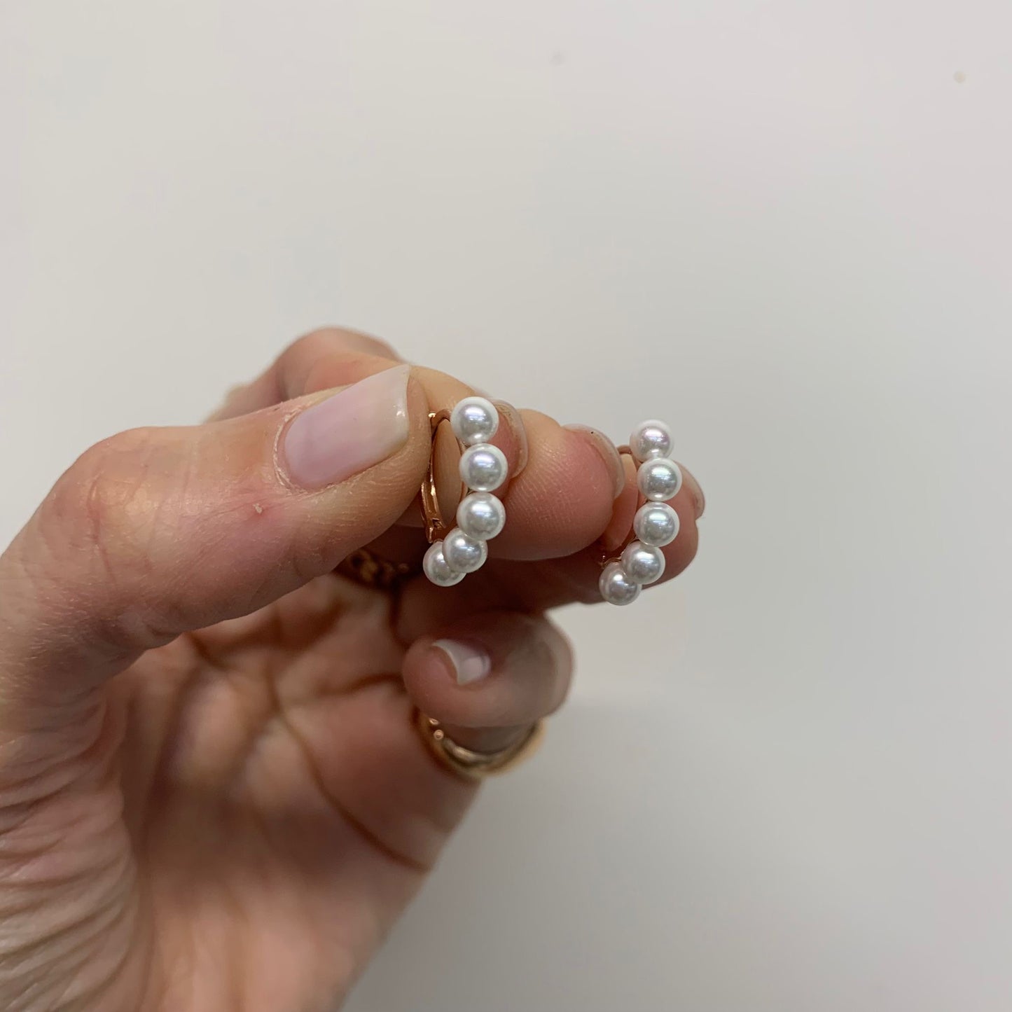 Coppia orecchini cerchi scattino da 1 cm rosè con perle tonde bianche da 0,4 mm circa