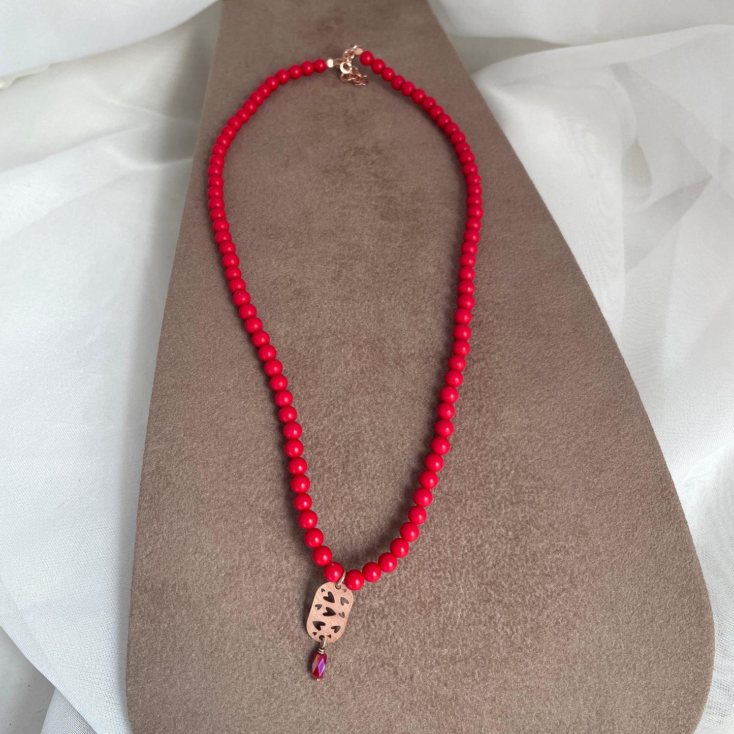 Collana sfere rosse cm 36 con cialdina satinata cuori traforati - pezzo unico - Lumiere Bijoux