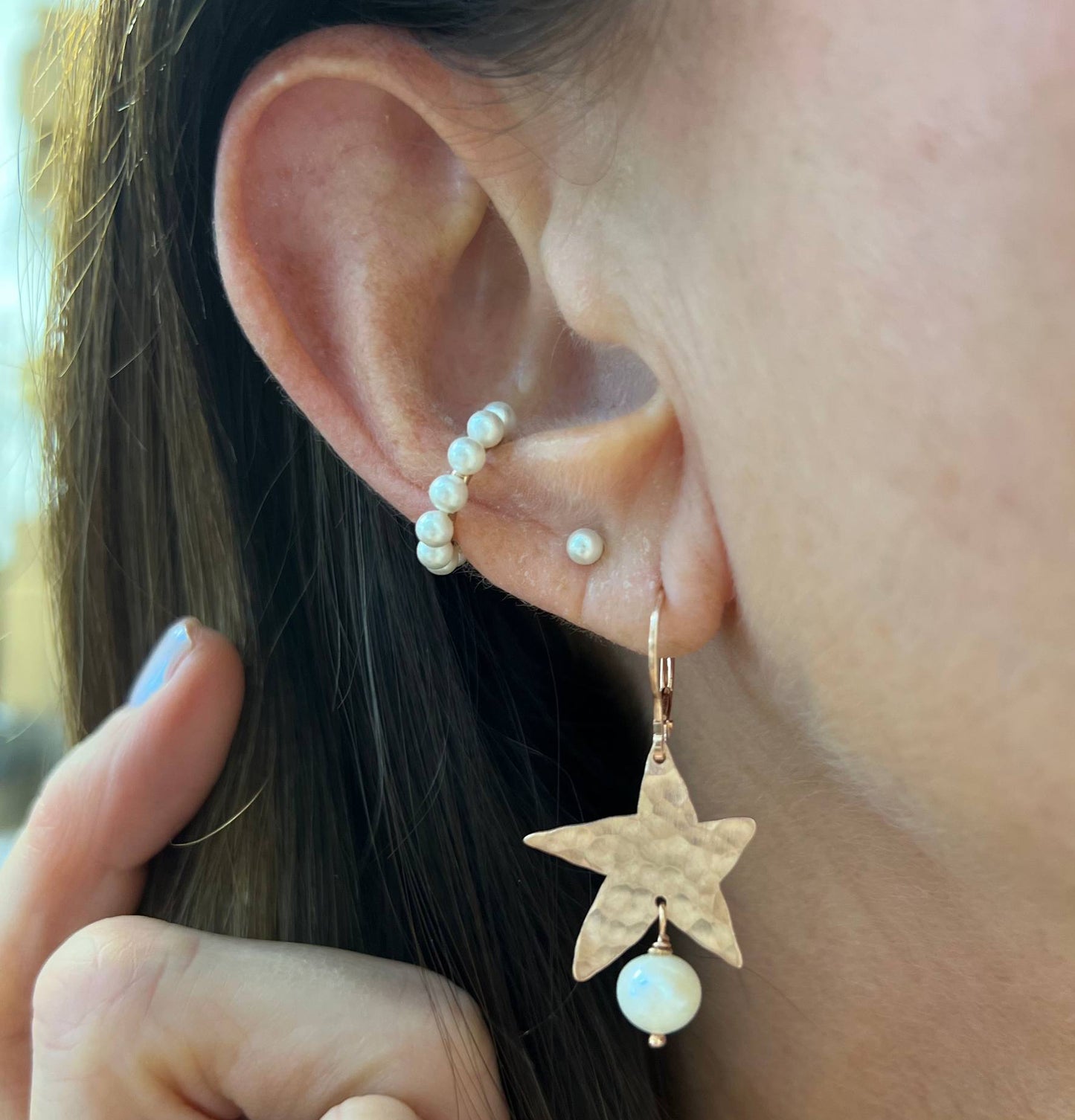 Coppia orecchini pendenti con stelle irregolari battute satinate e perla pendente - Lumiere Bijoux