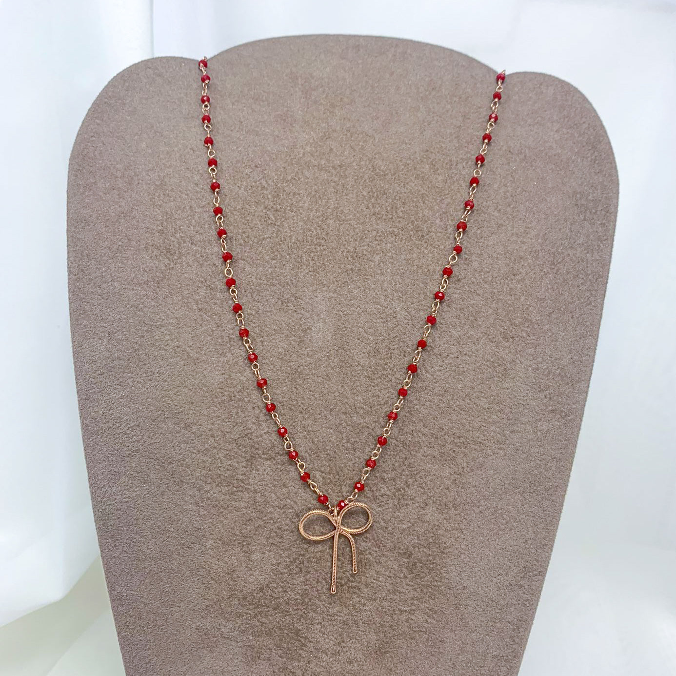 Collana cm 40 con micro cristalli rossi e fiocco pendente