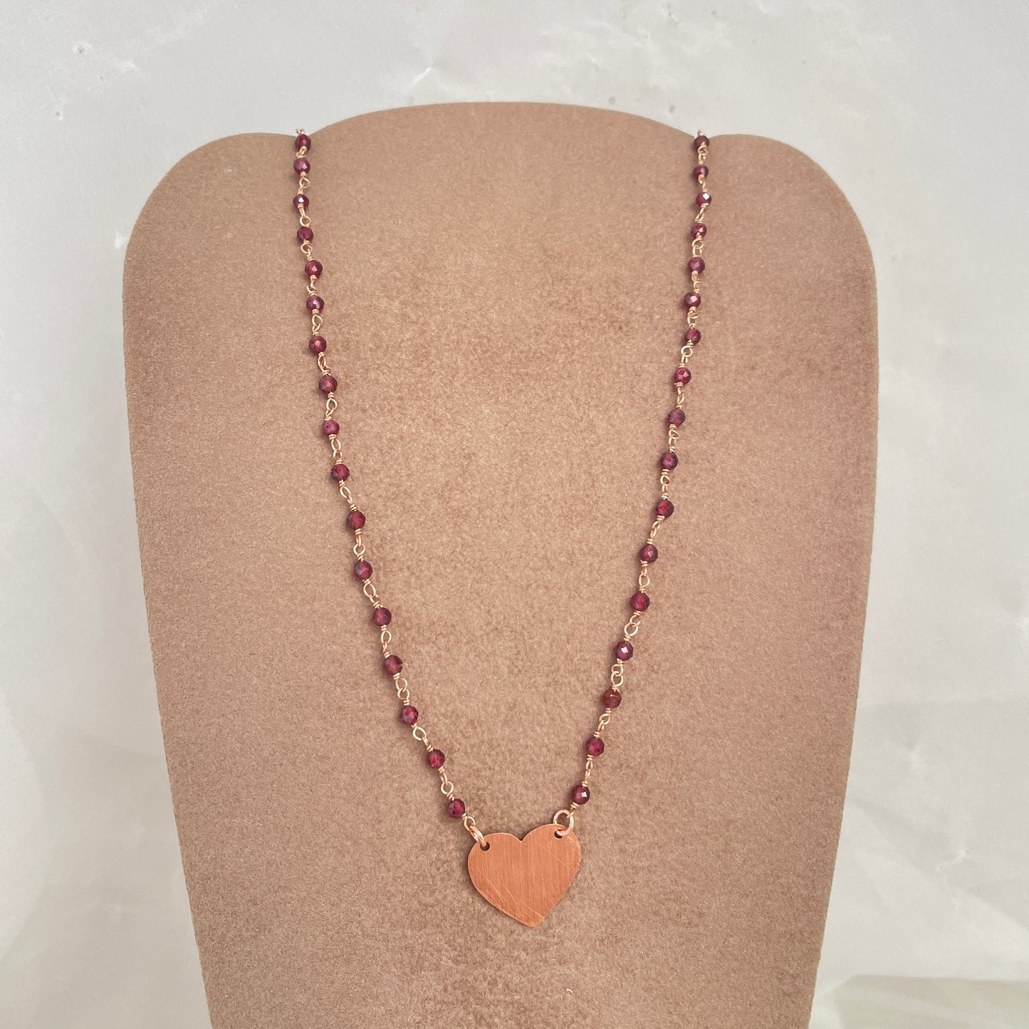 Collana cristalli granato cm 40 con cuore satinato in linea da 1,7 mm