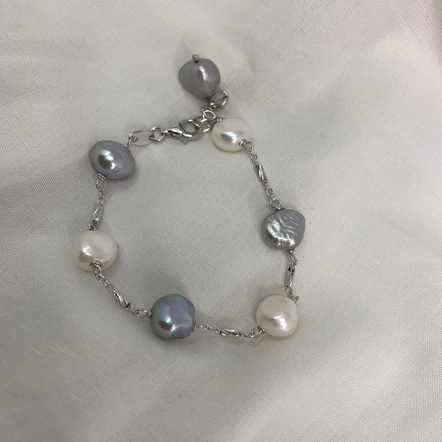 Bracciale argento bianco alternato da perle sassetto bianche e grigie