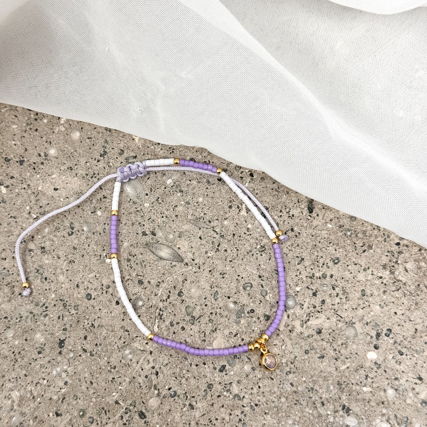 Bracciale cordino regolabile colorato miyuki con micro rondelle micro sfere oro e pietra tonda pendente ottone - Lumiere Bijoux