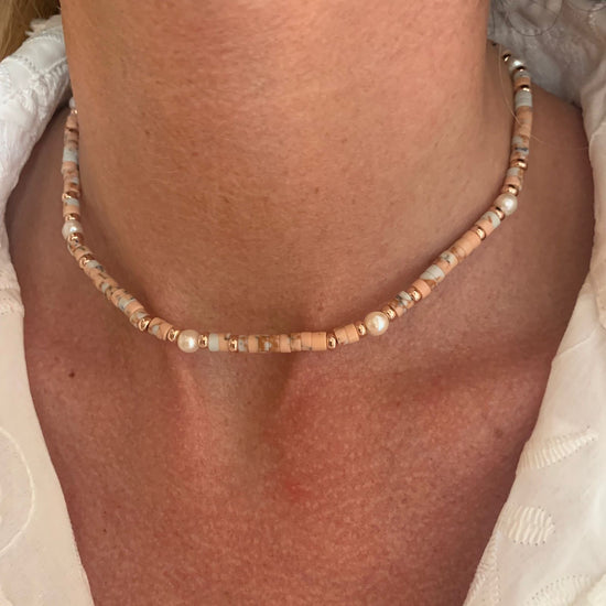 Collana pietre naturali rosa e perle bianche cm 35 più 5 di allungamento rosè
