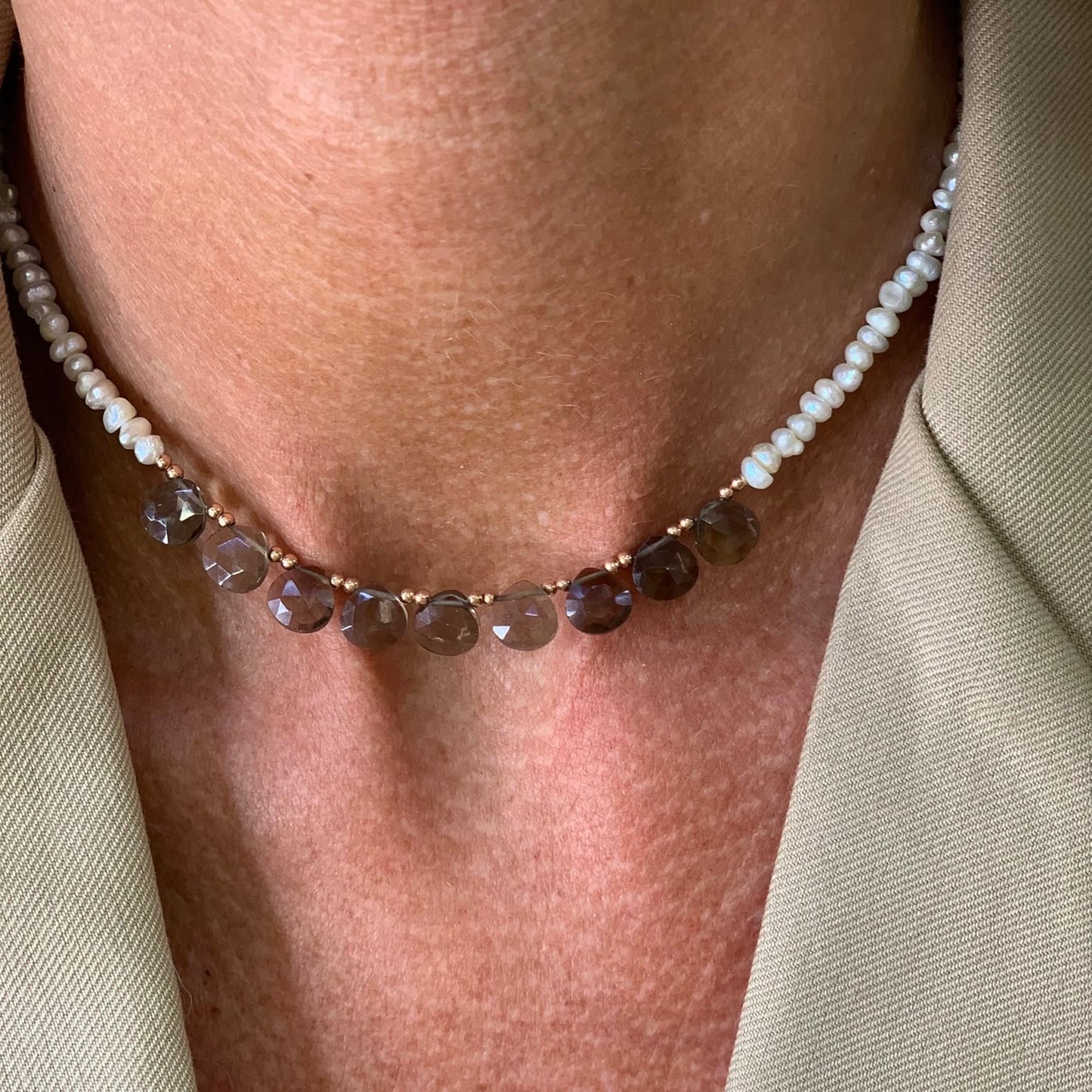 Collana Panarea perle conchiglia irregolari bianche e pietre cm 36 - Lumiere Bijoux