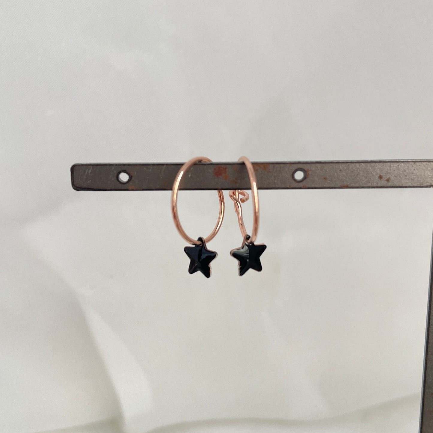 Coppia orecchini a filo da 1 cm con stella smaltata da 0,5 mm - pezzi unici - Lumiere Bijoux