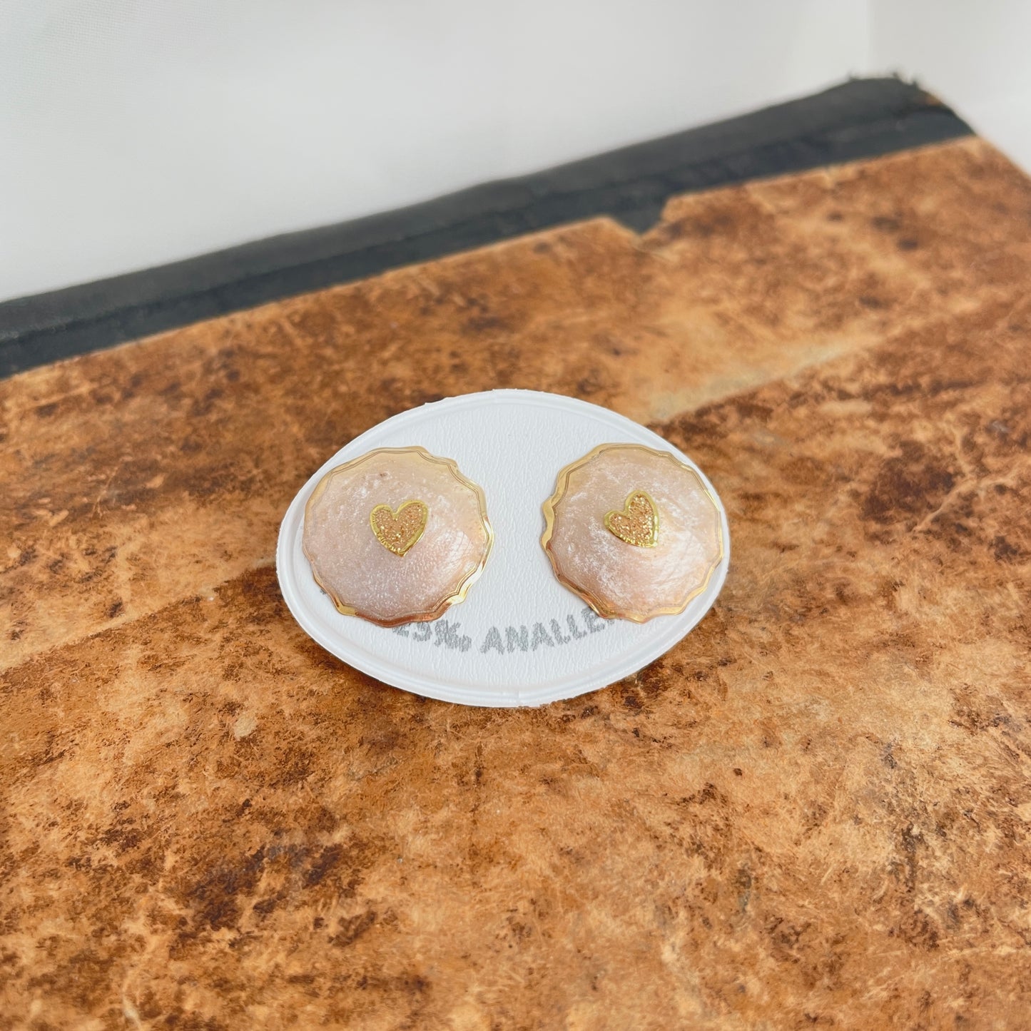 Coppia orecchini lobo Devoti tondino da 1,8 cm laccato madreperla bianco con cuore glitter base oro giallo - pezzi unici - Lumiere Bijoux