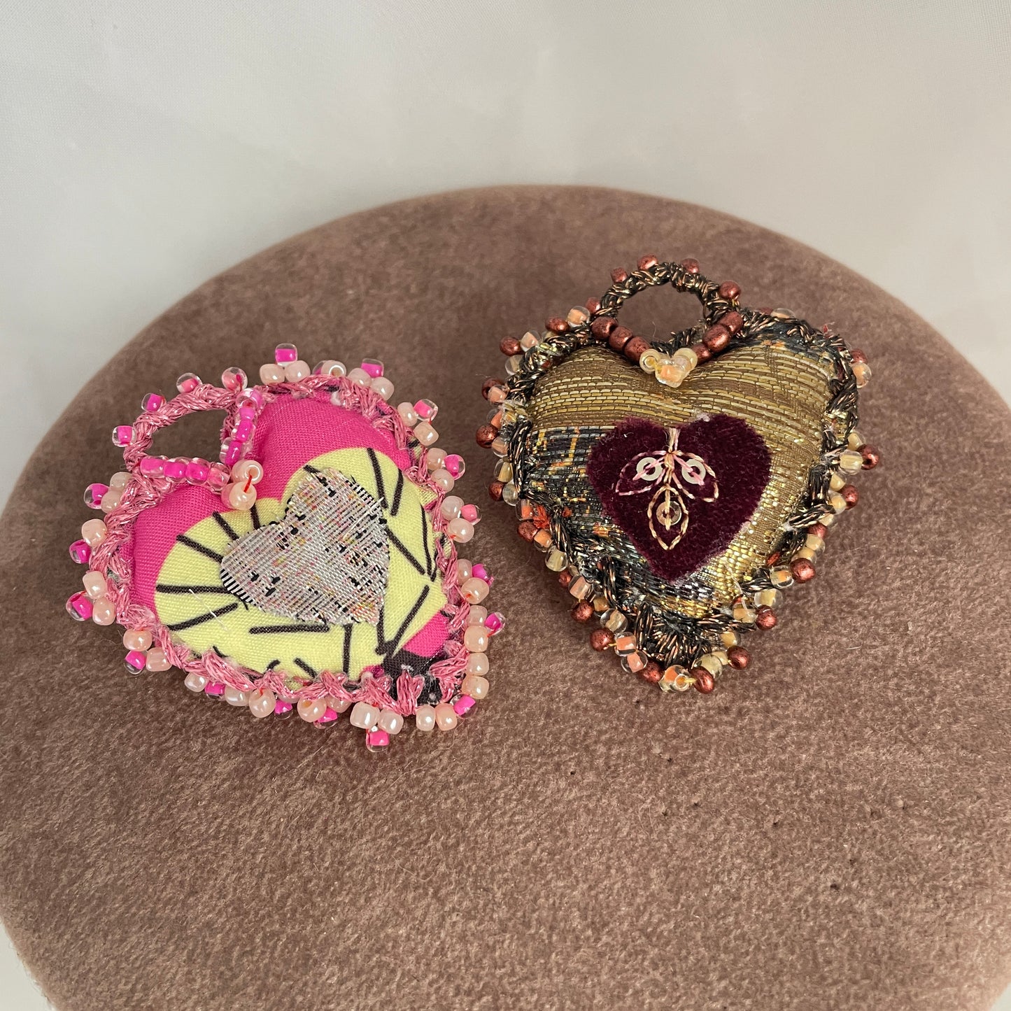 Spilla a cuore in tessuto ricamato e perline - pezzo unico - Lumiere Bijoux