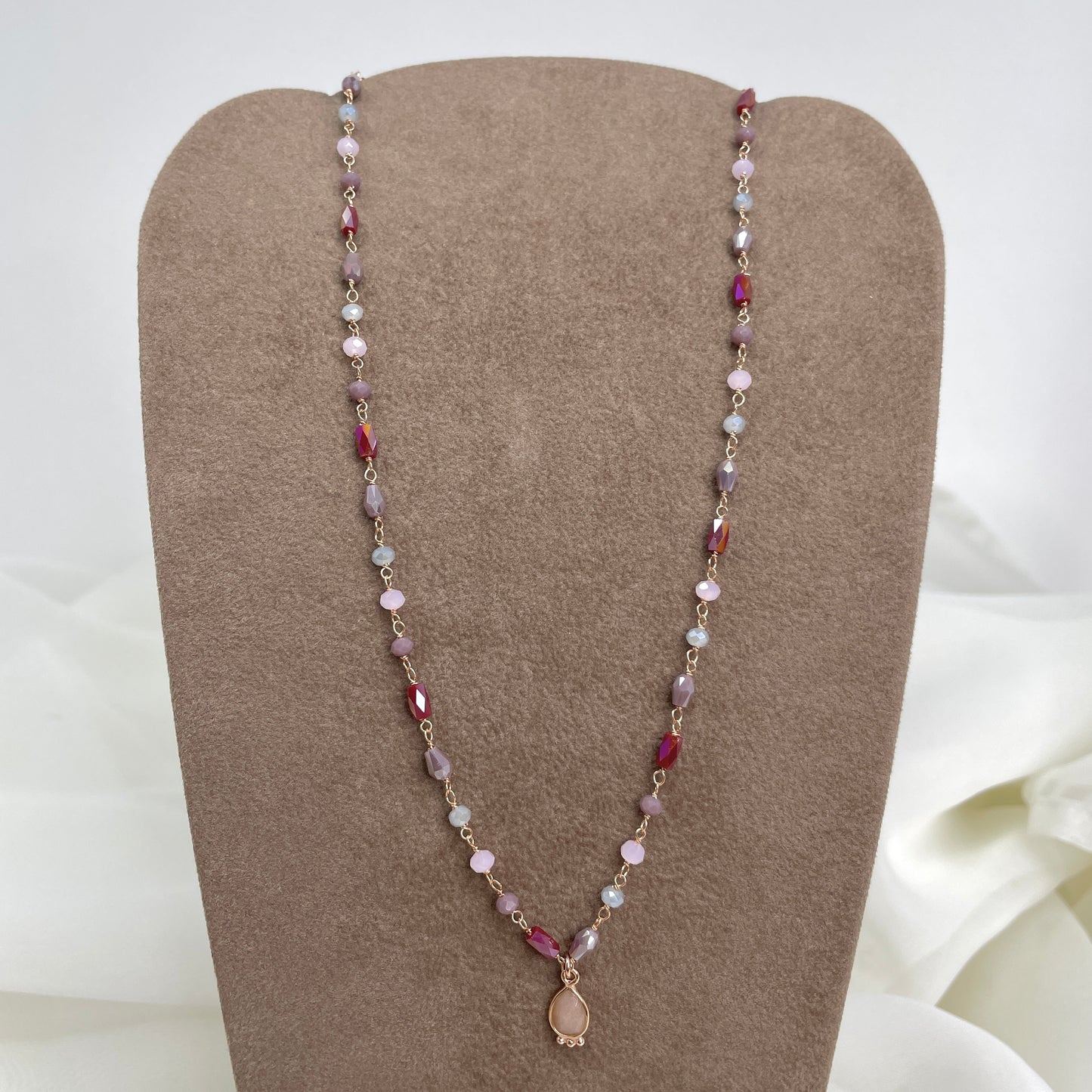 Collana cristalli bordeaux rosa prugna con pietra di Parigi cm 40