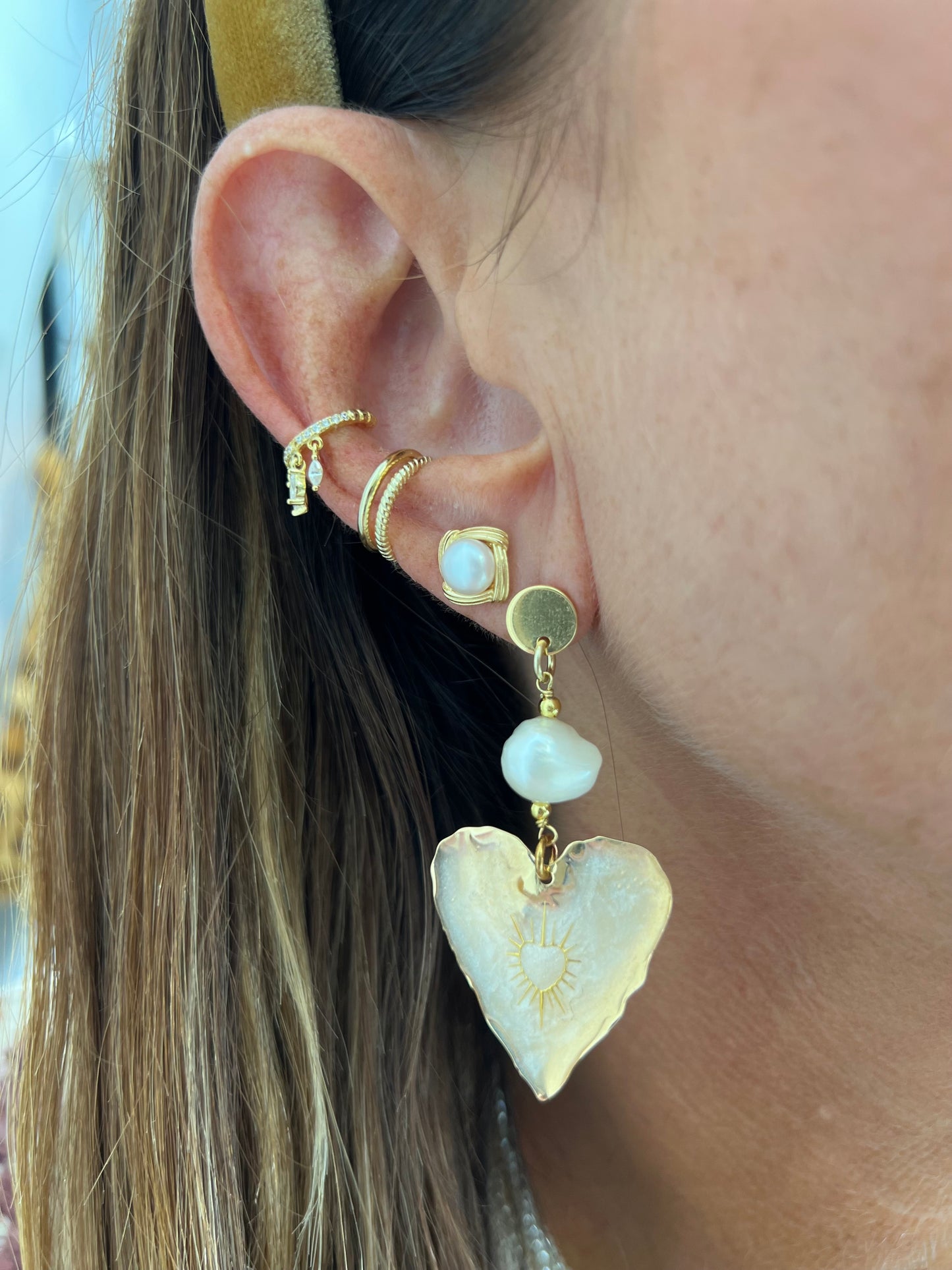 Orecchini pendenti con cuore smaltato madreperla e perla bianca - Lumiere Bijoux