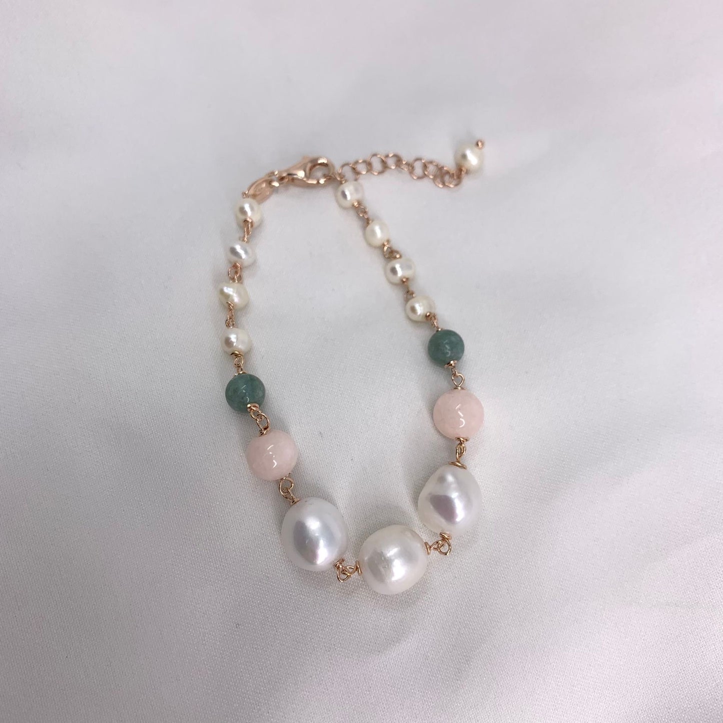 Bracciale perle bianche e pietre naturali quarzo rosa e verde aventurina base rosè cm 17 più 2 di allungamento
