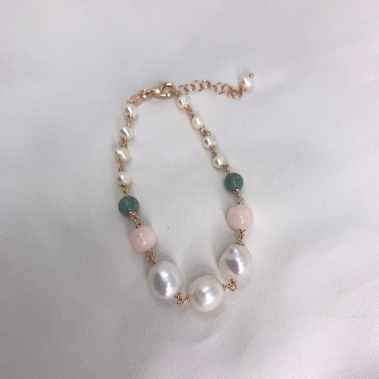 Bracciale perle bianche e pietre naturali quarzo rosa e verde aventurina base rosè cm 17 più 2 di allungamento