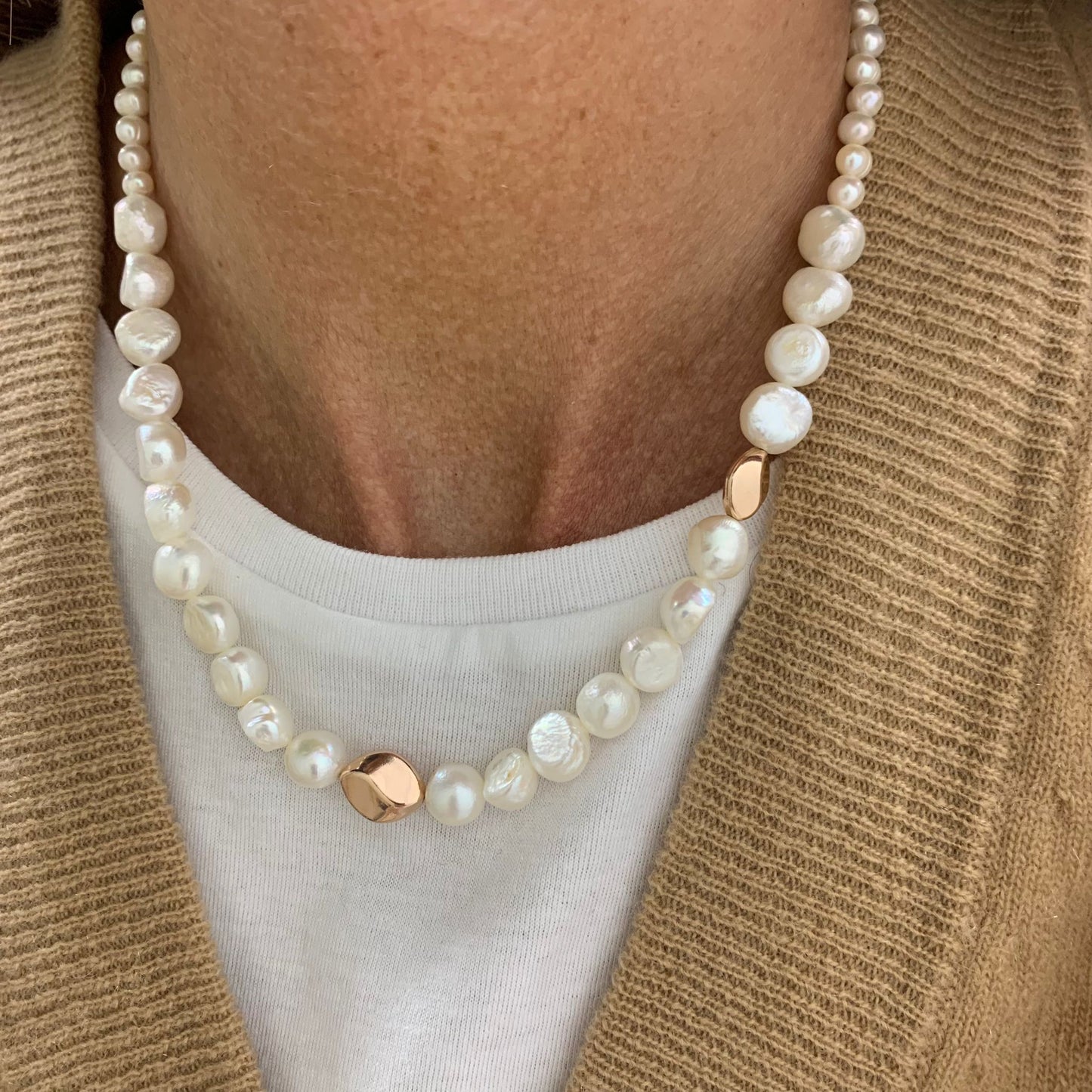 Collana alternata da perle tonde irregolari bianche da 0,6 mm , perle tonde da 0,3 mm e pepita ondulata cm 38 più 5 di allungamento rosè