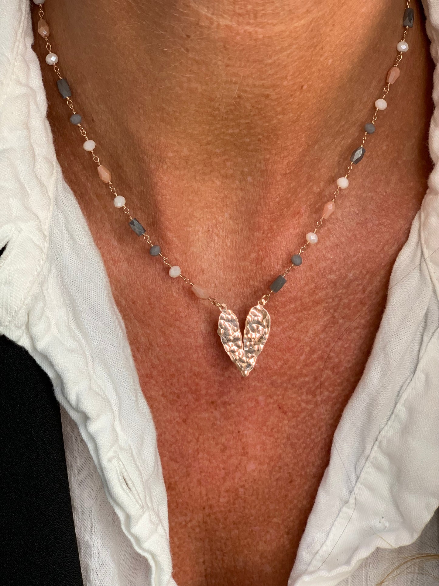 Collana cristalli fango, grigi,rosa cangianti cm 40 con cuore battuto in linea Pegghino da 2 cm - Lumiere Bijoux