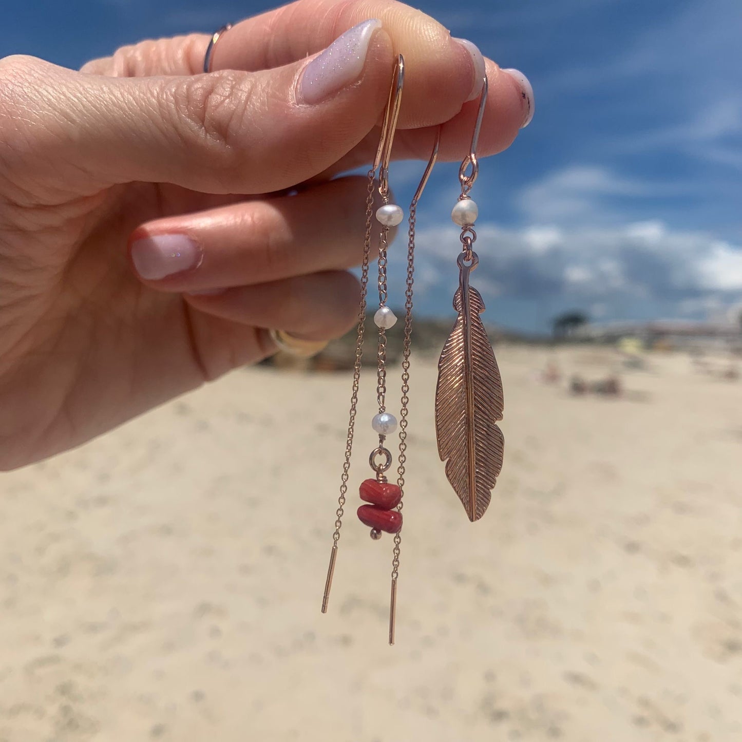 Coppia orecchini catenella piuma, perle e corallo rosso