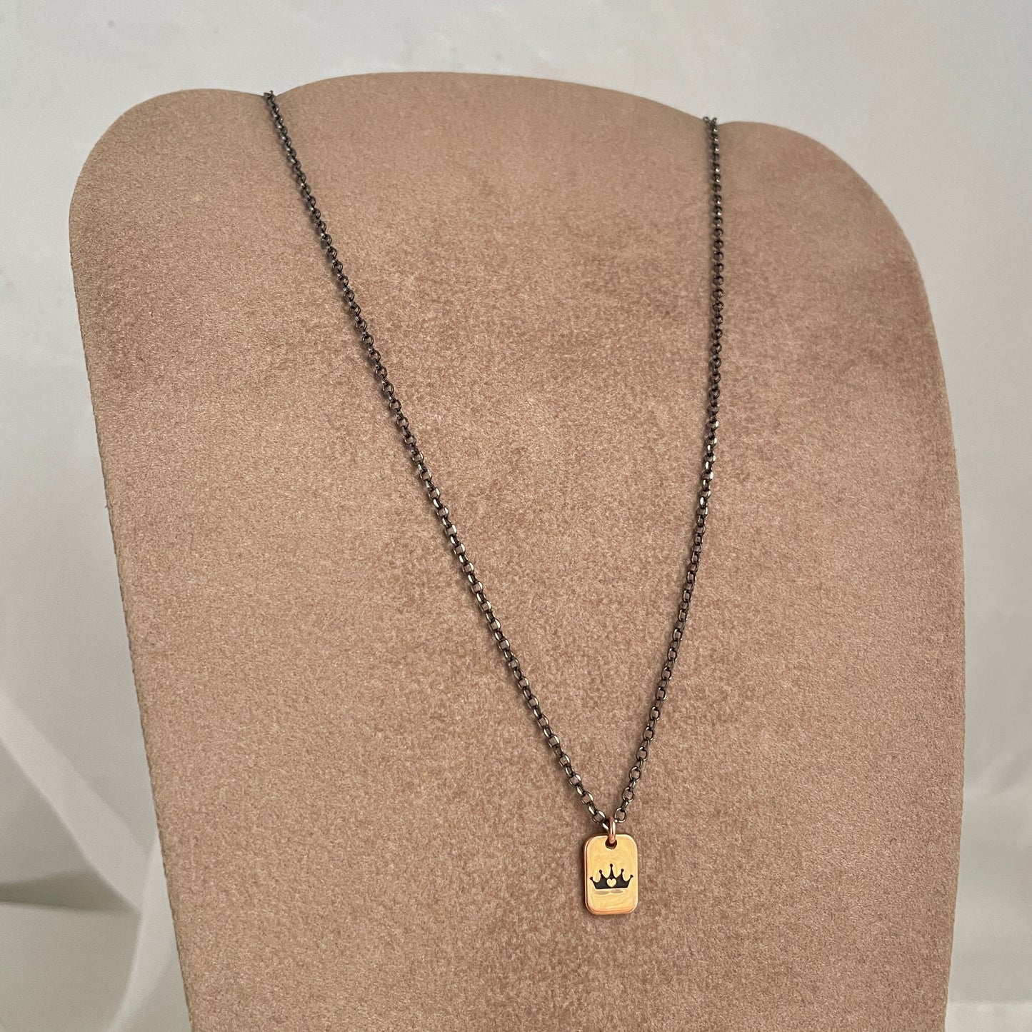 Collana catena rolló rutenio cm 35 con cialdina da 1 cm rosè con corona nera smaltata