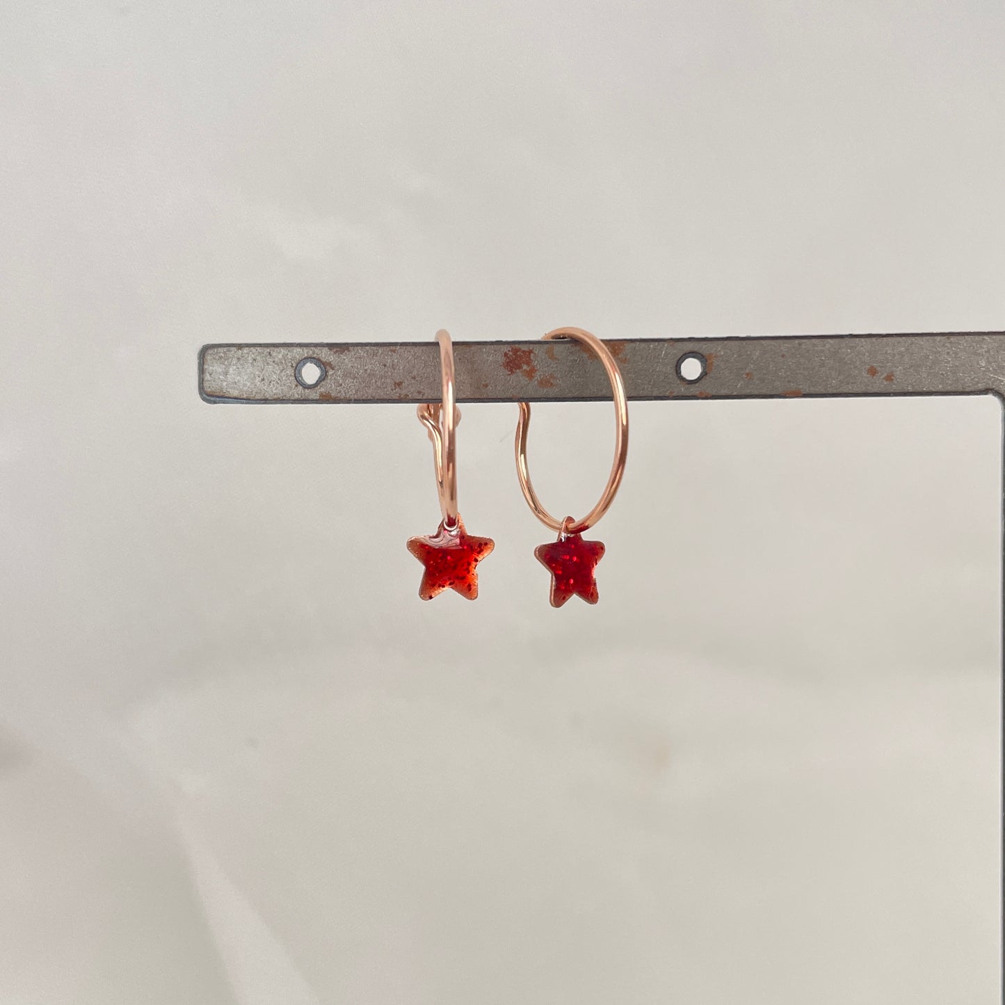 Coppia orecchini a filo da 1 cm con stella smaltata da 0,5 mm - pezzi unici - Lumiere Bijoux