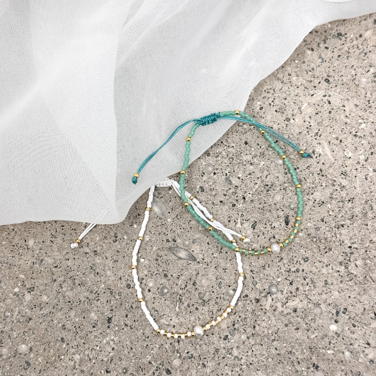 Bracciale cordino regolabile miyuki micro rondelle alternate a micro sfere oro giallo con perla tonda naturale bianca centrale ottone - Lumiere Bijoux