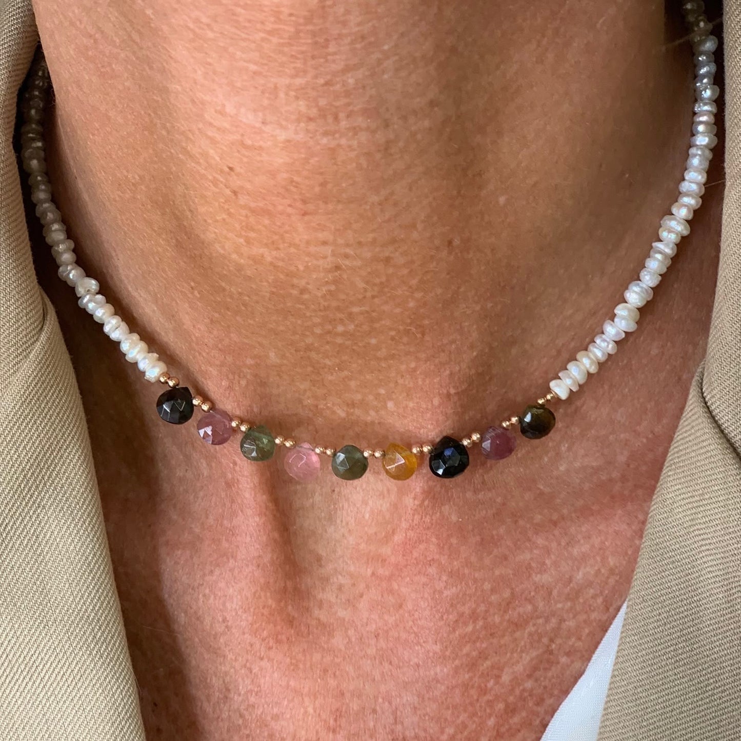 Collana Panarea perle conchiglia irregolari bianche e pietre cm 36 - Lumiere Bijoux