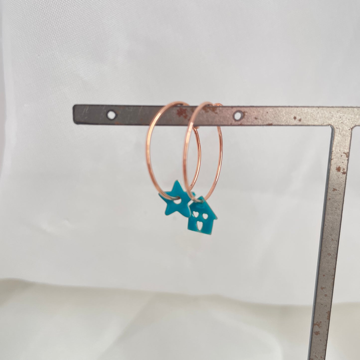 Coppia orecchini cerchio a filo da 2 cm con soggetto smaltato - pezzi unici - Lumiere Bijoux