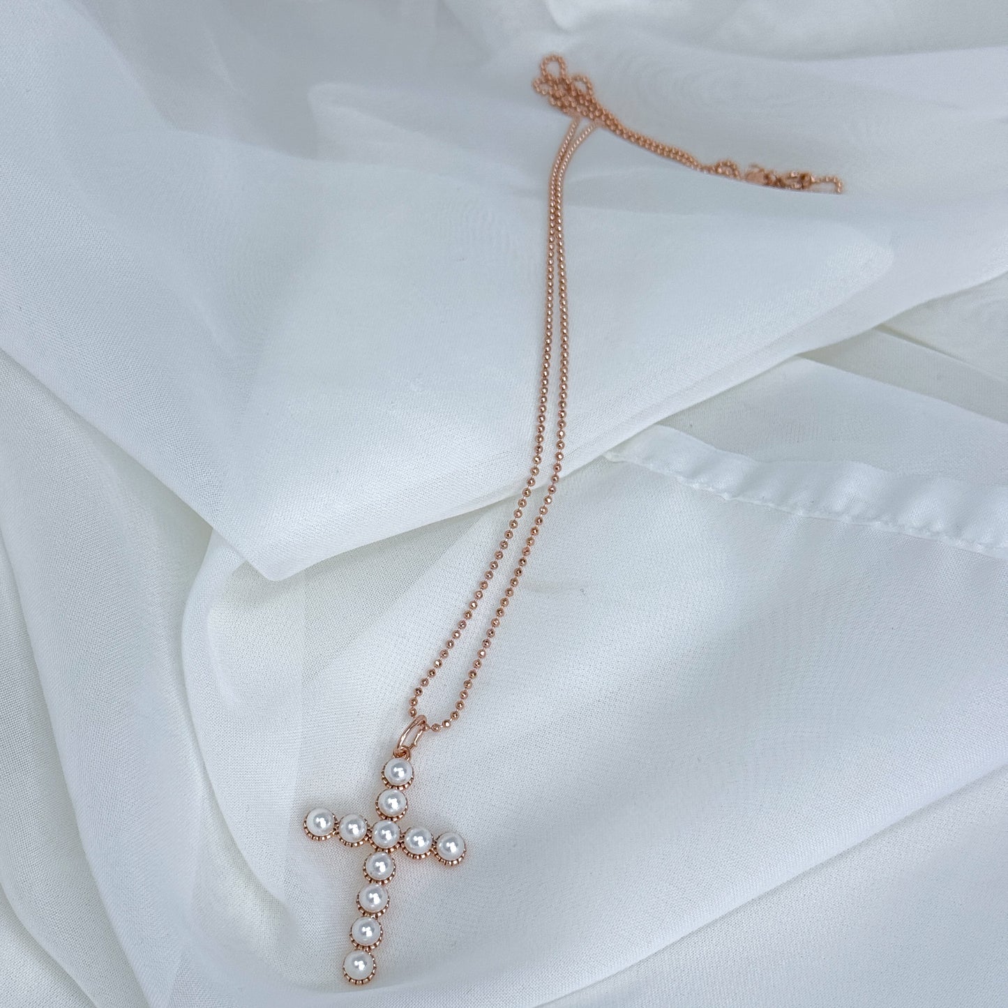 Collana cm 60 con croce perle bianche