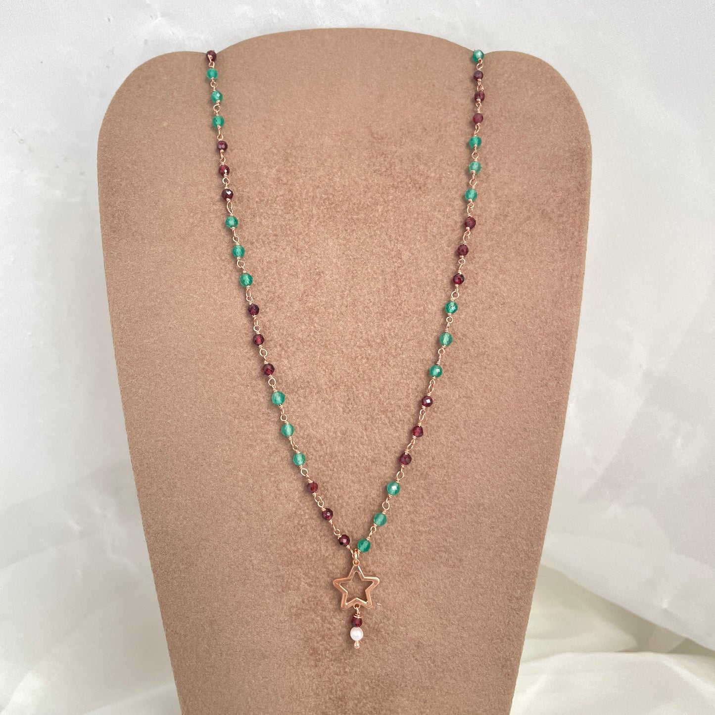 Collana cristalli granato verde con stella vuota da 1.2 cm cristallo e perla cm 40 - pezzo unico - Lumiere Bijoux