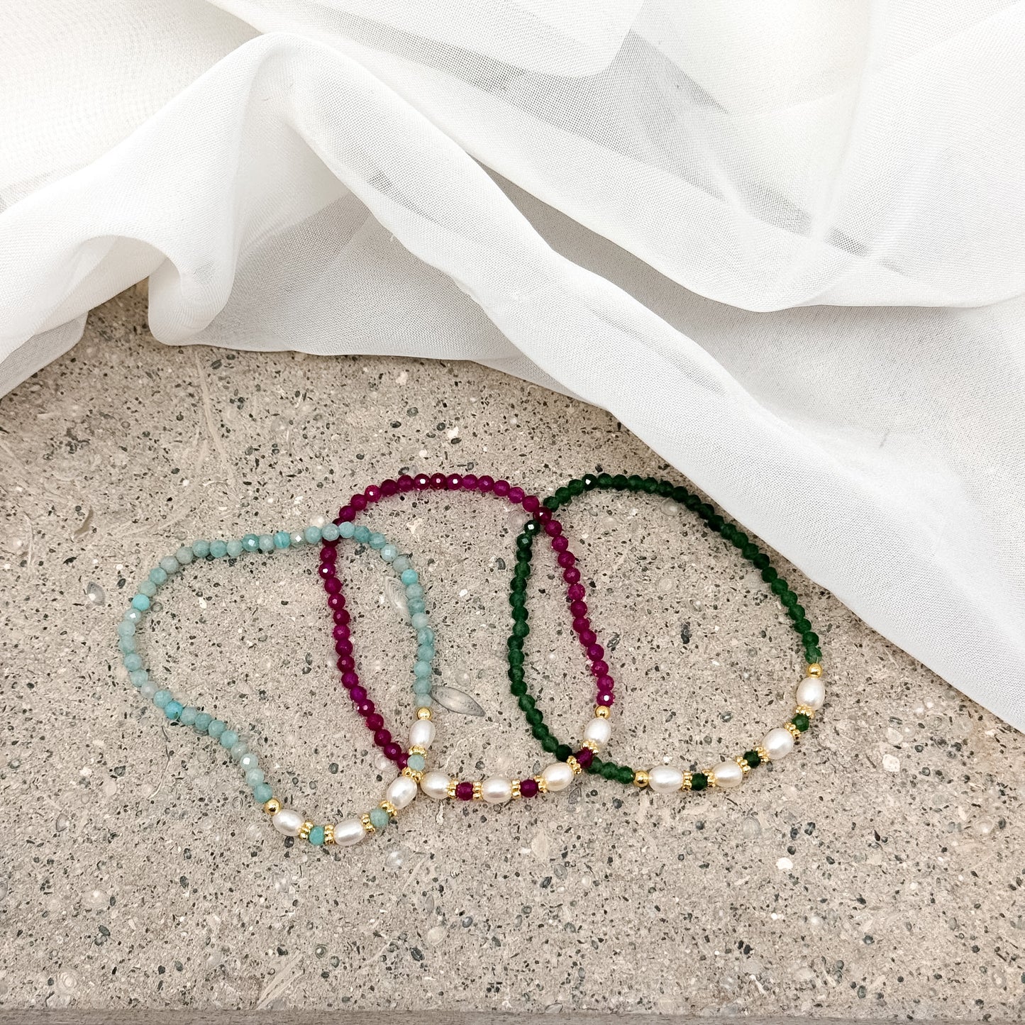 Bracciale cristalli alternati a perle risino naturali bianche e rondelle ottone - Lumiere Bijoux
