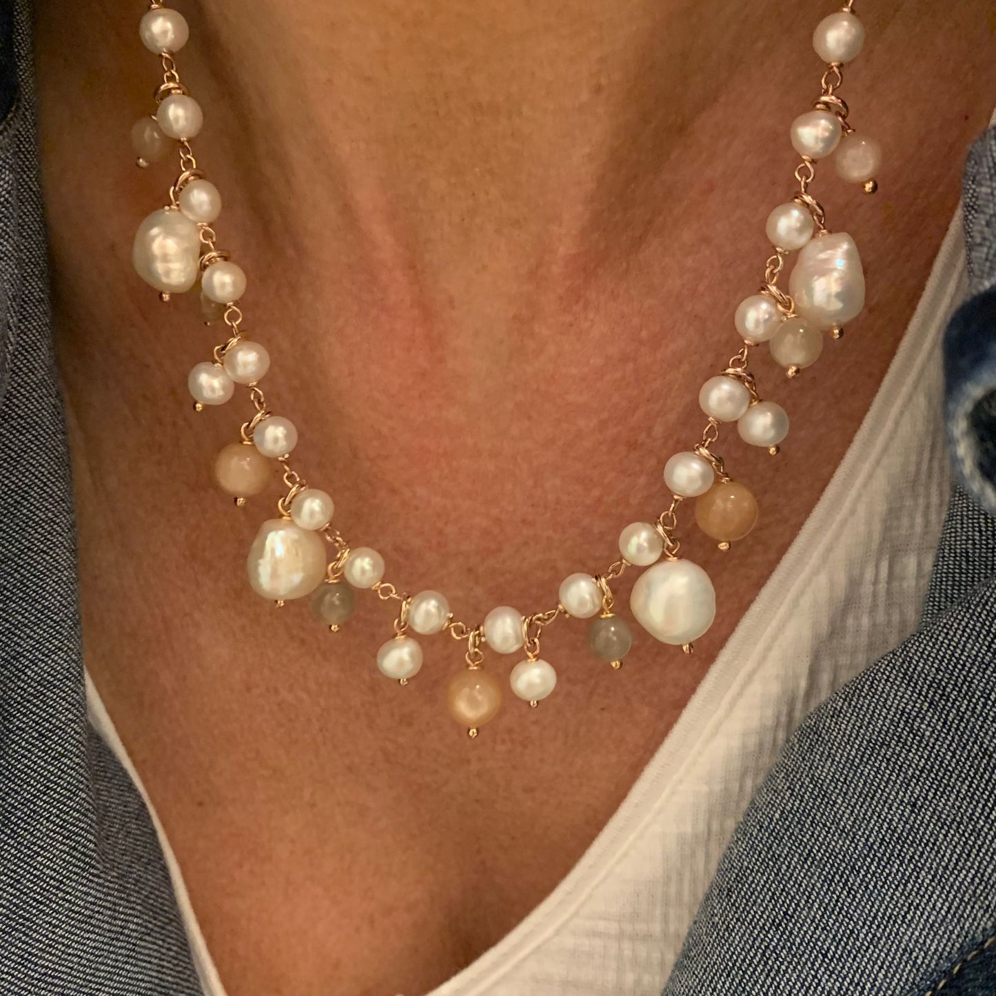 Collana perle bianche bianche con perle sassetto pendenti e pietre di luna cm 40 più 5 di allungamento rosè - Lumiere Bijoux