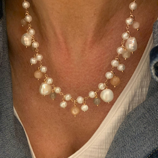 Collana perle bianche bianche con perle sassetto pendenti e pietre di luna cm 40 più 5 di allungamento rosè