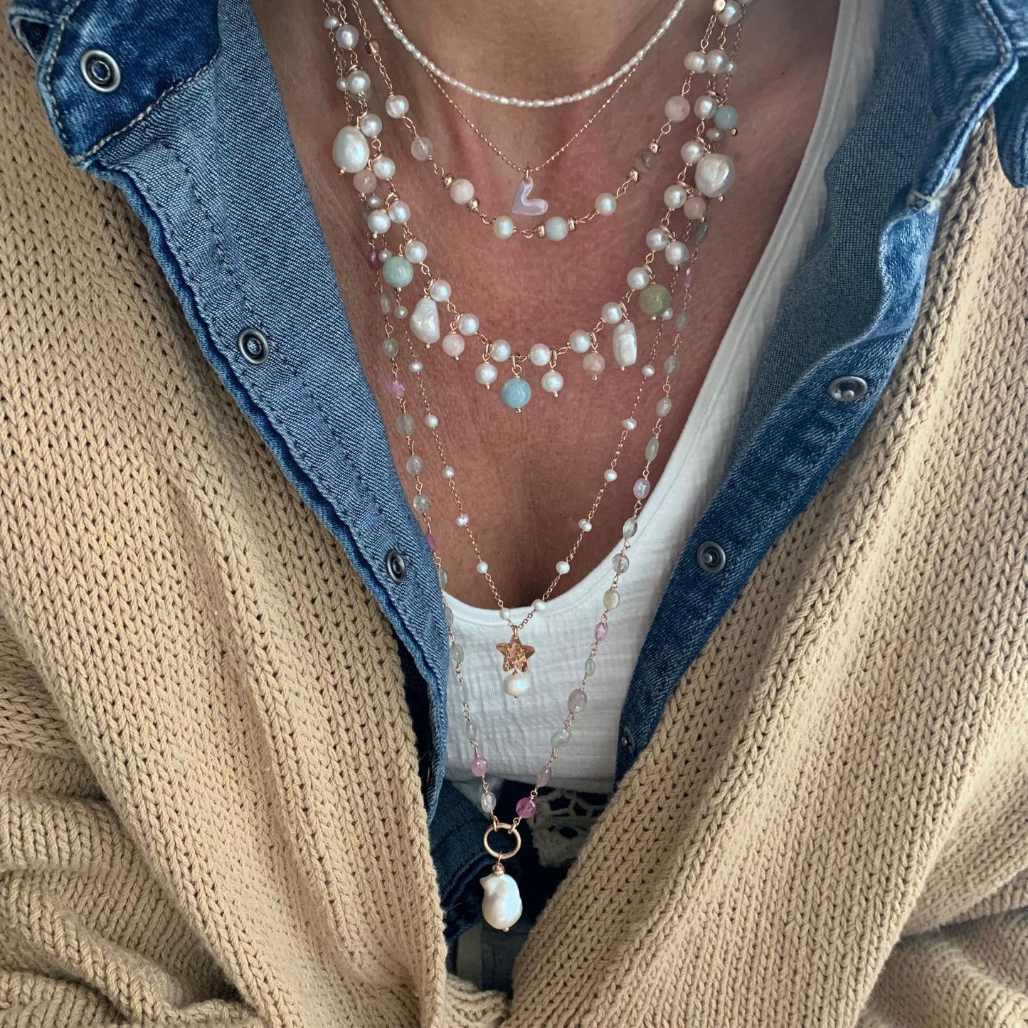 Collana perle bianche con pietre naturali toni polverosi e perle sassetto pendenti cm 40 più 5 di allungamento rosè