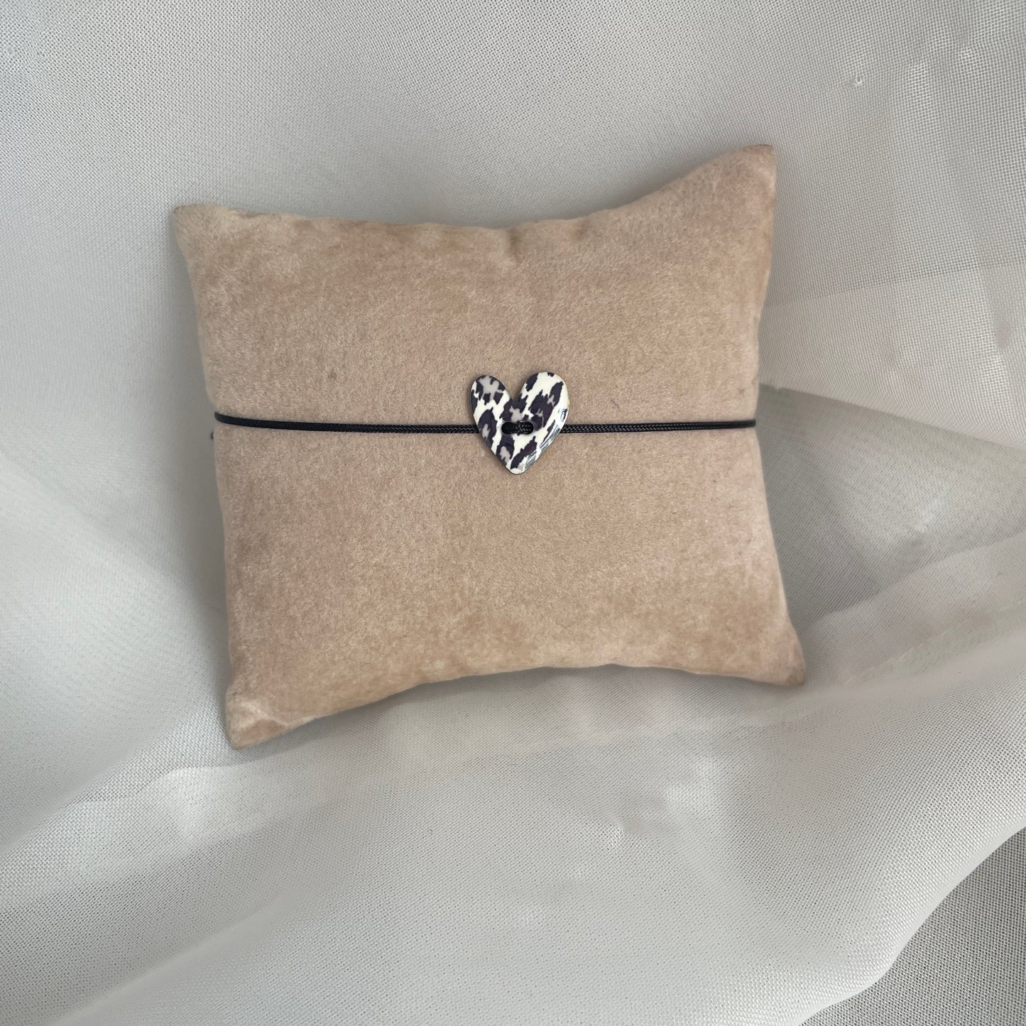 Bracciale cordino nero con cuore da 1.2 cm leopardato bianco e nero