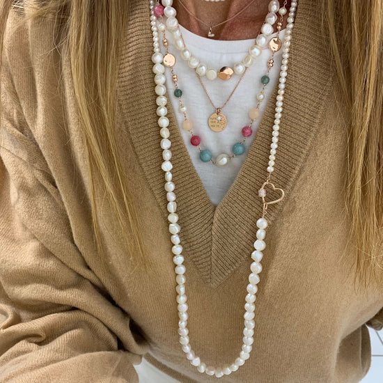 Collana 95 cm alternata da perle bianche irregolari da 0,6 mm, a perle tonde da 0,3 mm con cuore e cilindro zirconi bianchi base rosè
