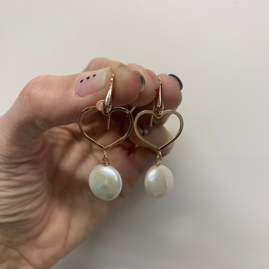 Coppia orecchini cuori vuoti da circa 2 cm rosè con perla moneta pendente