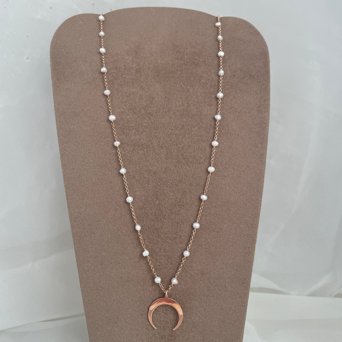 Collana rado perle bianche cm 50 con mezzaluna fina rovesciata - pezzo unico