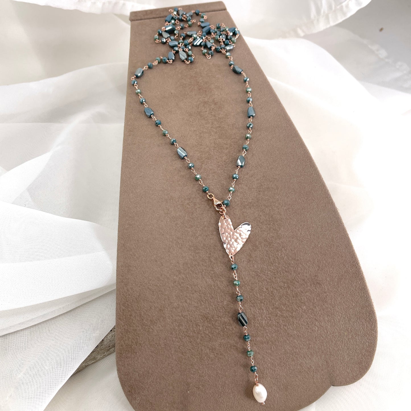 Collana cm 80 regolabile cristalli multiforma con soggetto battuto e perla pendente bianca - Lumiere Bijoux