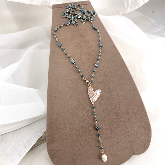 Collana cm 80 regolabile cristalli multiforma con soggetto battuto e perla pendente bianca - Lumiere Bijoux