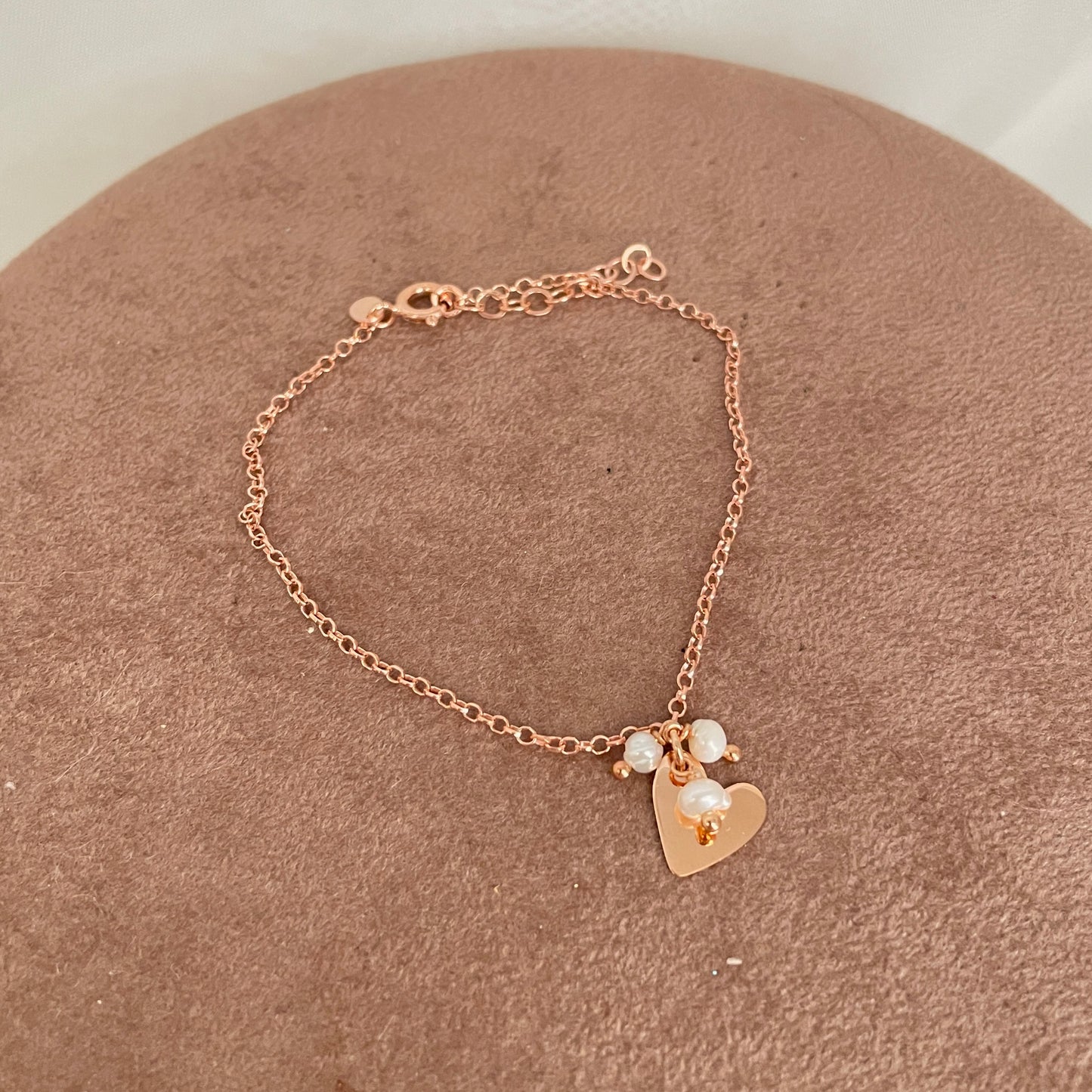 Bracciale catena rosè con cuore sweet e grappolino di perle pendenti - Lumiere Bijoux