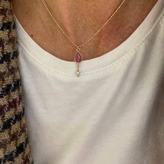 Collana catena militare diamantata rosè cm 35 più 5 di allungamento rosè con pietra a goccia fucsia e piccola perla - Lumiere Bijoux