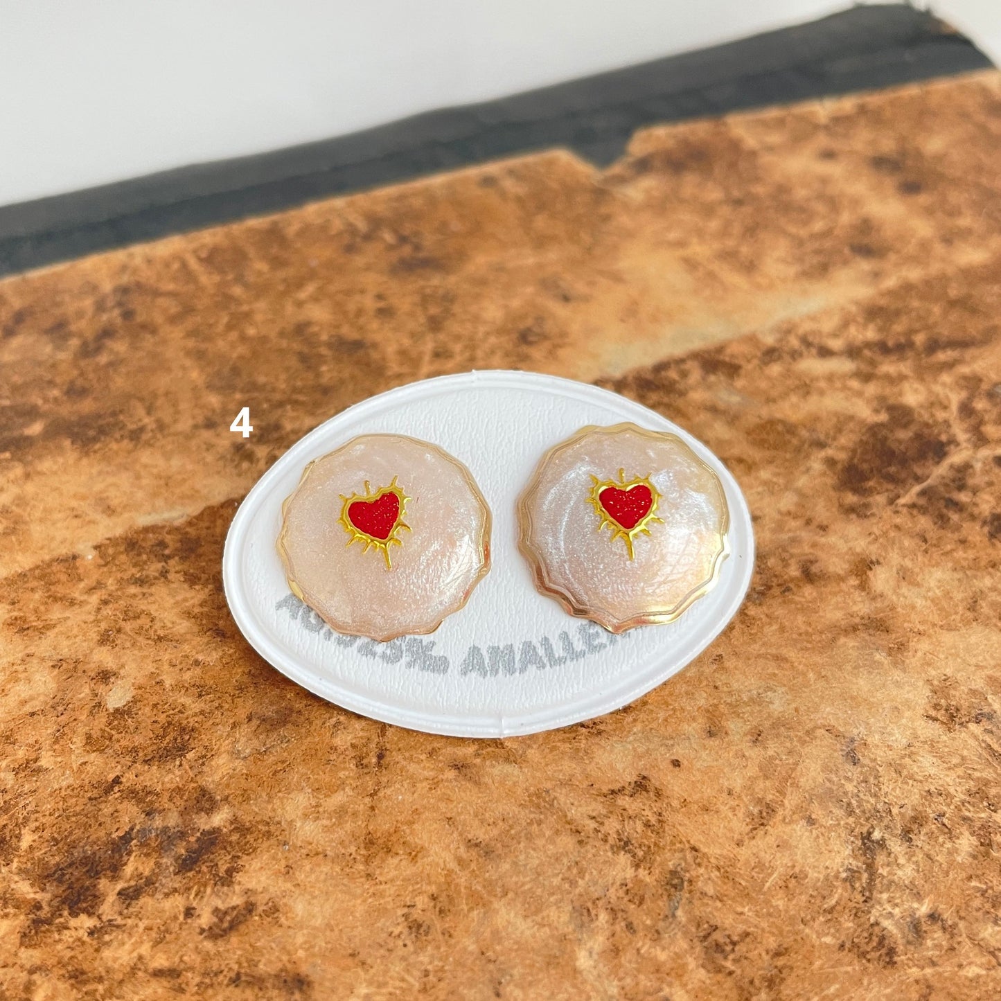 Coppia orecchini a lobo Devoti cuore o tondino laccati da 1,8 cm oro giallo con cuore sacro glitter o smaltato - pezzi unici - Lumiere Bijoux