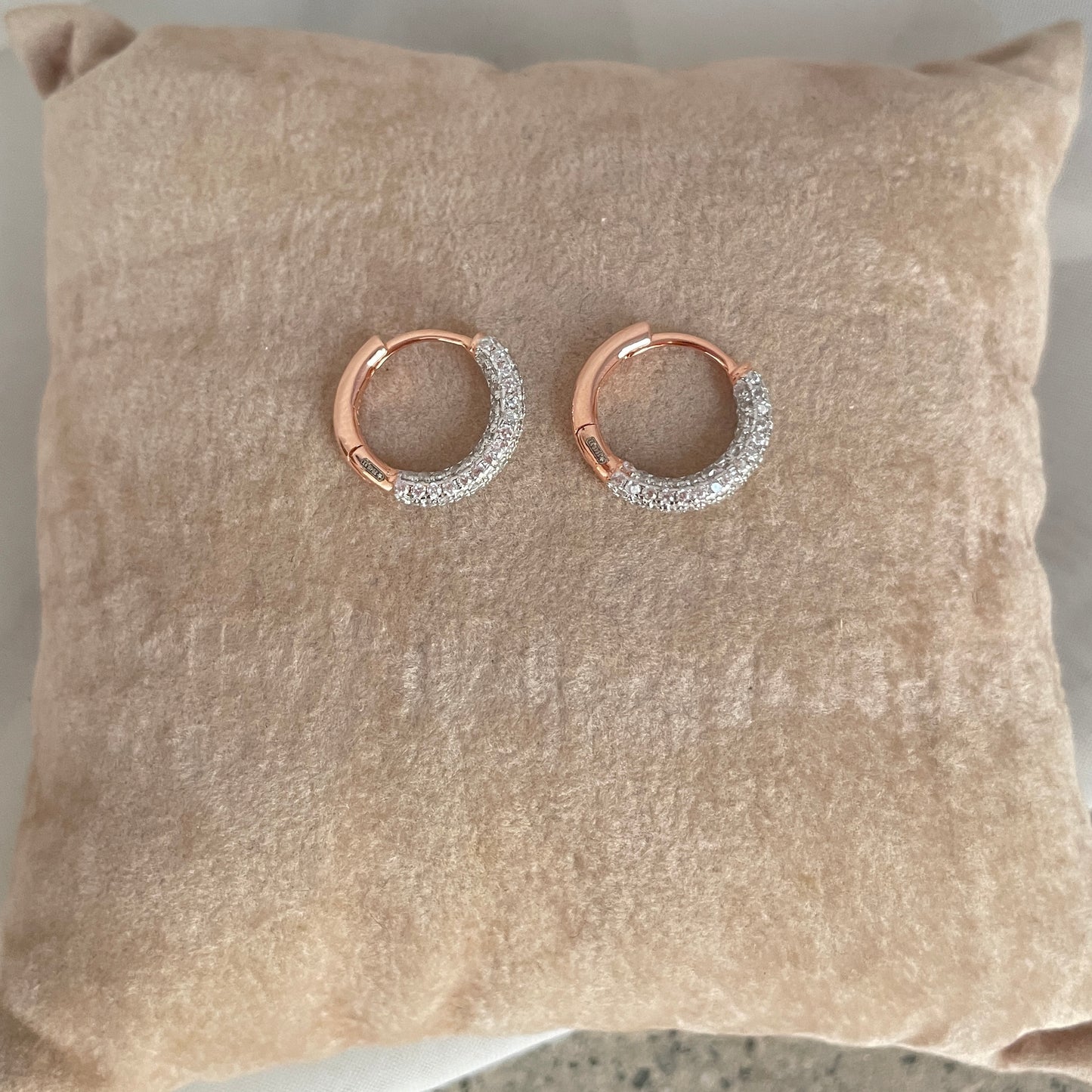 Coppia orecchini cerchi da 1 cm zirconi bianchi base rosè - pezzo unico