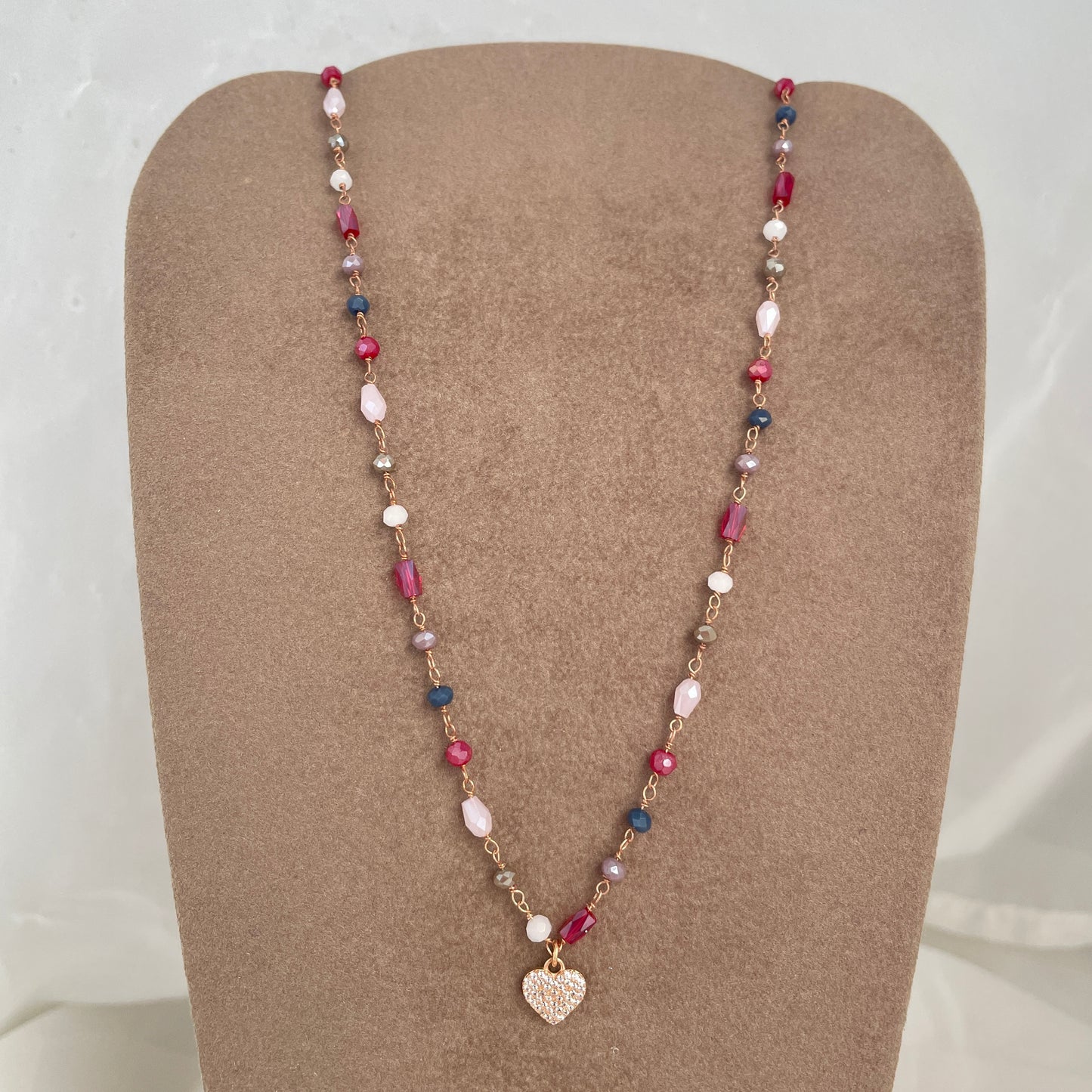 Collana cristalli rosa, bordeaux, blu con cuore zirconi bianchi cm 40 - Lumiere Bijoux