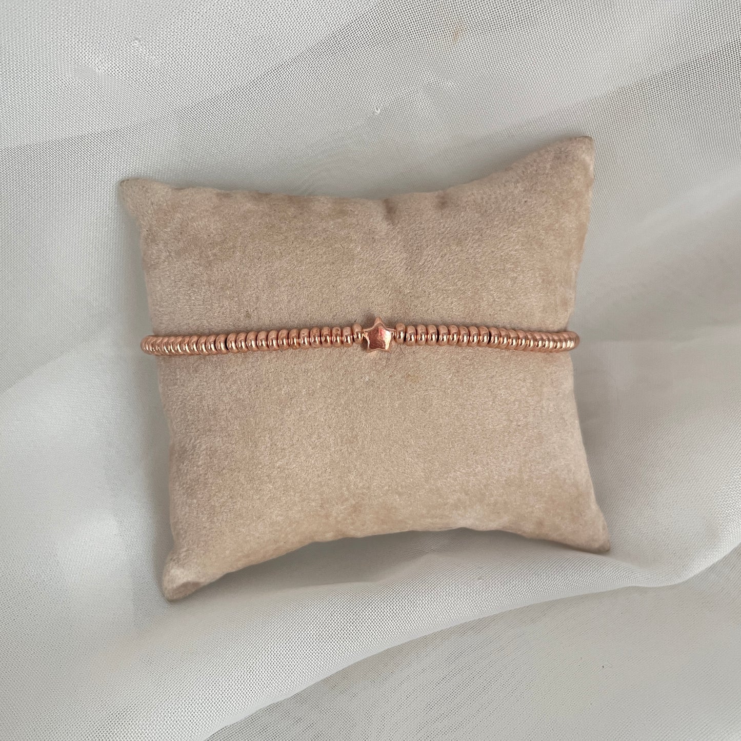 Bracciale sfere schiacciate rosè con cuore, cuori o stella in linea - pezzi unici