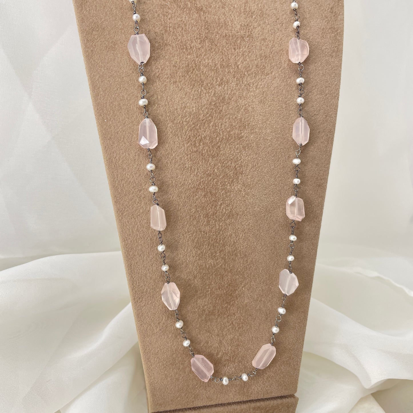 Collana catena rutenio con perle bianche e quarzo rosa cm 70 - Lumiere Bijoux