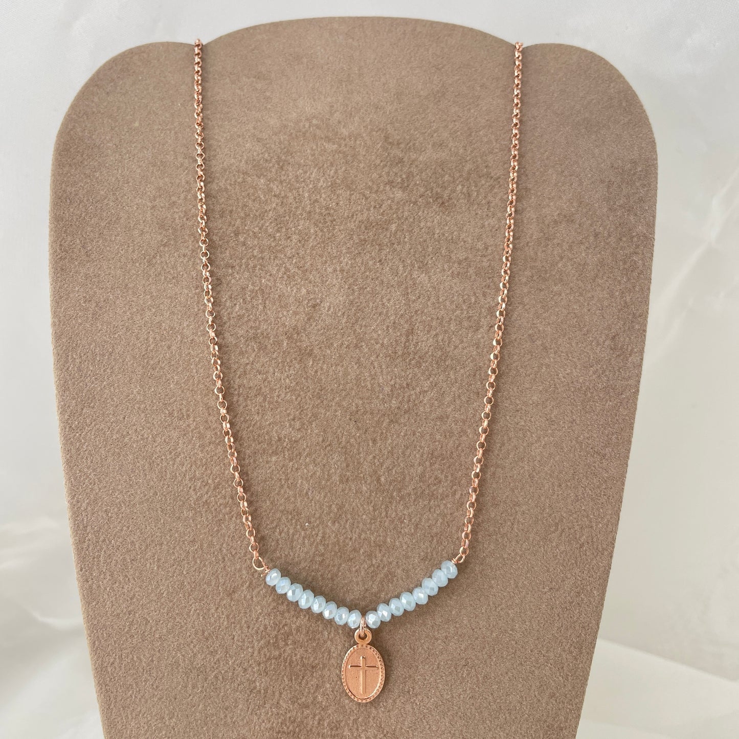 Collana catena rolló con barretta di cristalli azzurro chiaro con cialdina con croce cm 35 - pezzo unico - Lumiere Bijoux